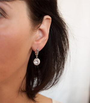 Strieborné náušnice so zirkónmi – Ornament číry 29038 na uche