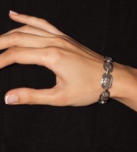 Strieborný náramok 49017-7 na ruke