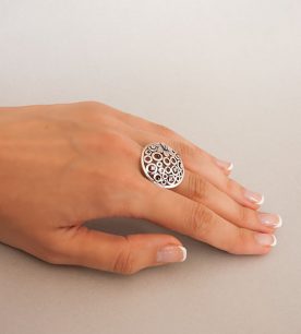 Strieborný prsteň 19001 na ruke