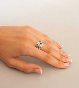 Strieborný prsteň Medina 19013 na ruke