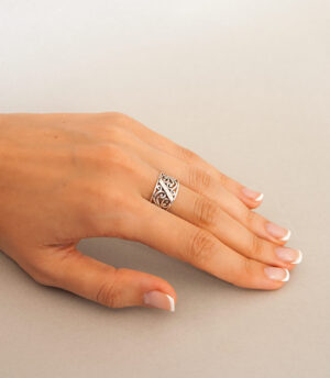 Strieborný prsteň Medina 19013 na ruke