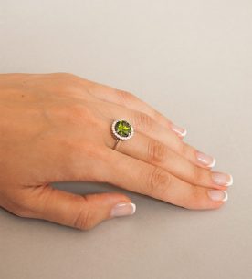 Strieborný prsteň so zirkónom – Malinka 19018 olivová na ruke