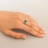 Strieborný prsteň so zirkónom – Jablkový kvet zelený na ruke