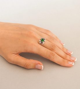 Strieborný prsteň so zirkónom – Jablkový kvet zelený na ruke