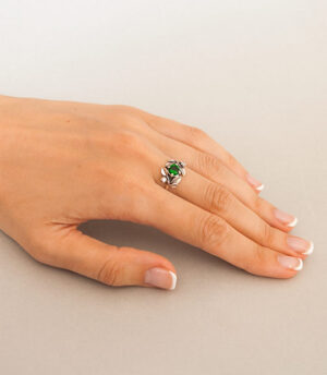 Strieborný prsteň so zirkónom – Jablkový kvet zelený na ruke