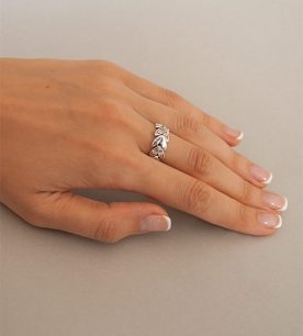 Strieborný prsteň 19056 na ruke