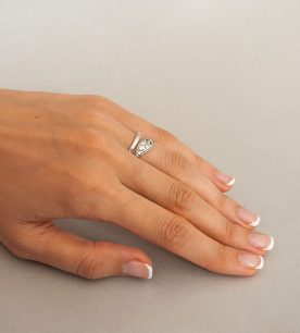 Strieborný prsteň Had 19010 na ruke