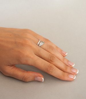 Strieborný prsteň Had 19010 na ruke