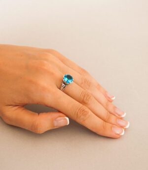 Strieborný prsteň 19057 ruka