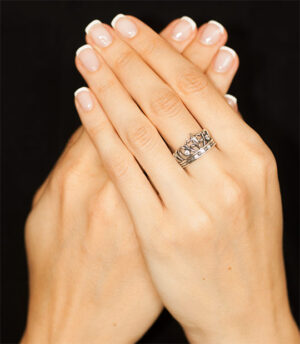 Strieborný prsteň Koruna Lekno 19065 na ruke