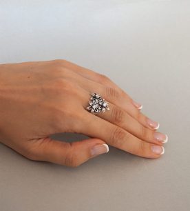 Strieborný prsteň 19071 na ruke