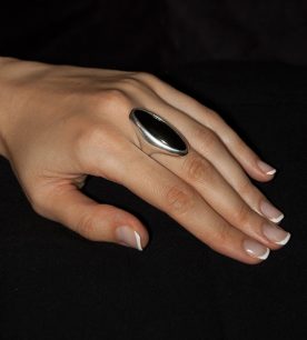 Strieborný prsteň Vesmír 19092 čierný ónyx na ruke