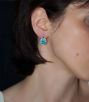 Strieborné náušnice 29018 Malinka okruhlá modrá na uche