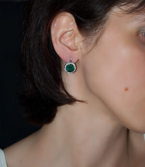 Strieborné náušnice 29018 Malinka okruhlá smaragdová na uche