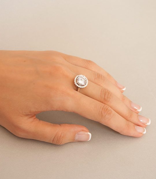 Strieborný prsteň so zirkónom – Malinka 19018 číra na ruke