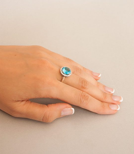 Strieborný prsteň so zirkónom – Malinka 19018 modrá na ruke