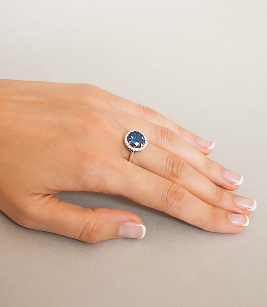 Strieborný prsteň so zirkónom – Malinka 19018 tmavo-modrá na ruke