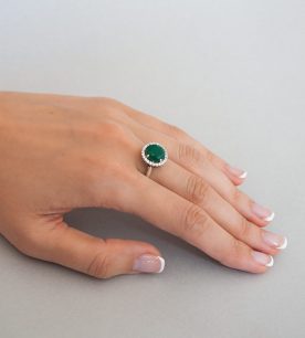 Strieborný prsteň so zirkónom – Malinka 19018 zelená na ruke