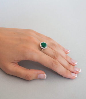 Strieborný prsteň so zirkónom – Malinka 19018 zelená na ruke