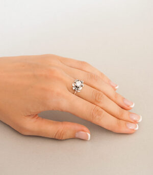 Strieborný prsteň so zirkónom – Jablkový kvet číry na ruke