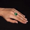 Strieborný prsteň Illa 19086 ulexit zelenýna ruke