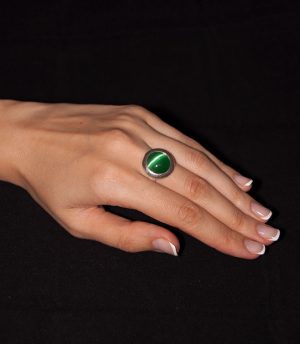 Strieborný prsteň Illa 19086 ulexit zelenýna ruke