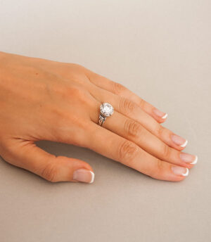 Strieborný prsteň so zirkónom – Ornament 19057 círy na ruke