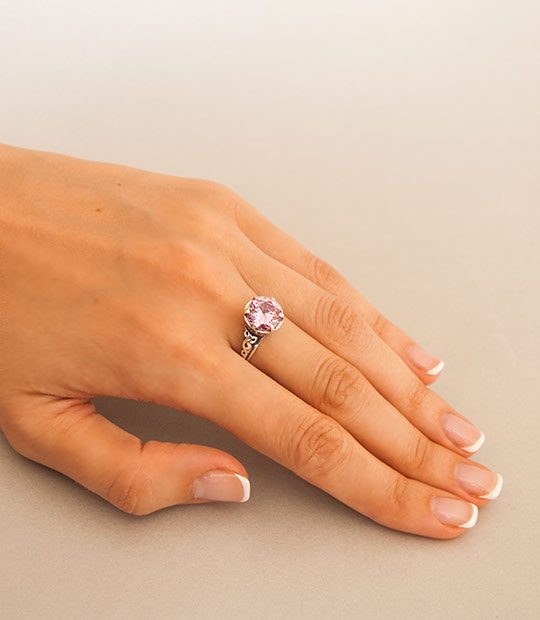 Strieborný prsteň so zirkónom – Ornament 19057 ružový na ruke