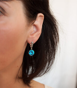 Strieborné náušnice so zirkónmi – Ornament modrý 29038 na uche