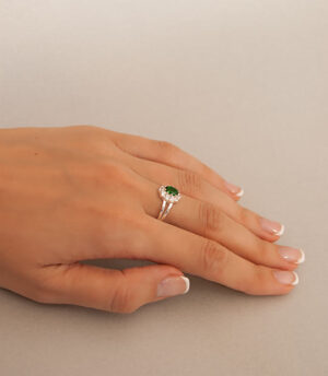 Strieborný prsteň 19108z Jar zelená na ruke