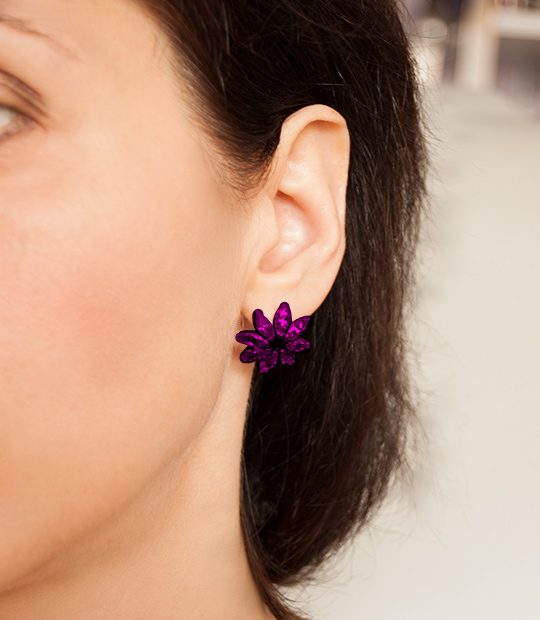 Strieborné náušnice so zirkónmi – Gerbera fialová na uche