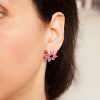 Strieborné náušnice so zirkónmi – Gerbera ružová na uche