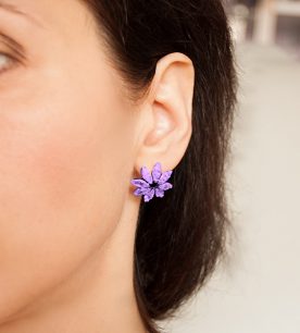 Strieborné náušnice so zirkónmi – Gerbera svetlo-fialová na uche