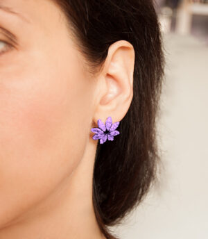 Strieborné náušnice so zirkónmi – Gerbera svetlo-fialová na uche