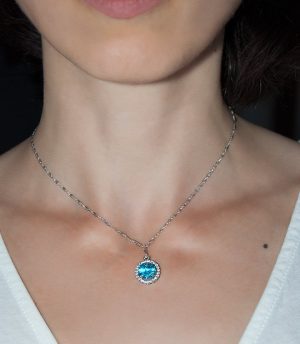 Strieborný prívesok so zirkónmi – Malinka okrúhla 39006 modrá na retiazke