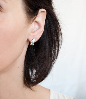 Strieborné náušnice so zirkónmi Rusalka 29042 - na uche